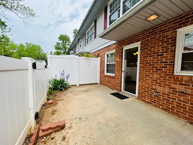 Building Photo - Charming 2 bedroom, 2.5 bathroom townhome in Greensboro w/2 master-suites/community pool