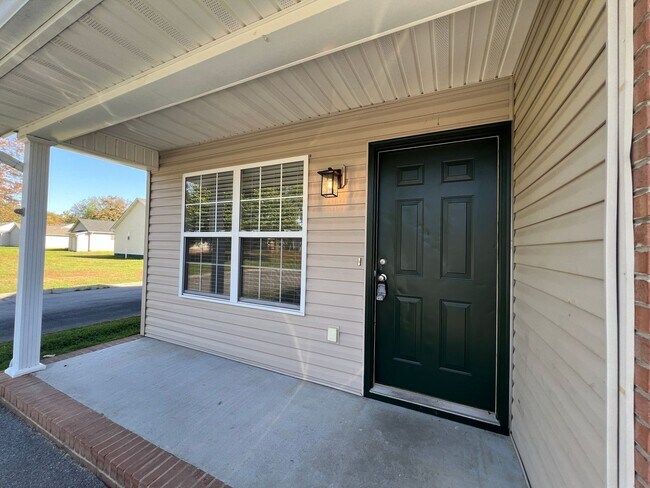 Building Photo - Super Cute 3/2 in Sevierville Close to everything!