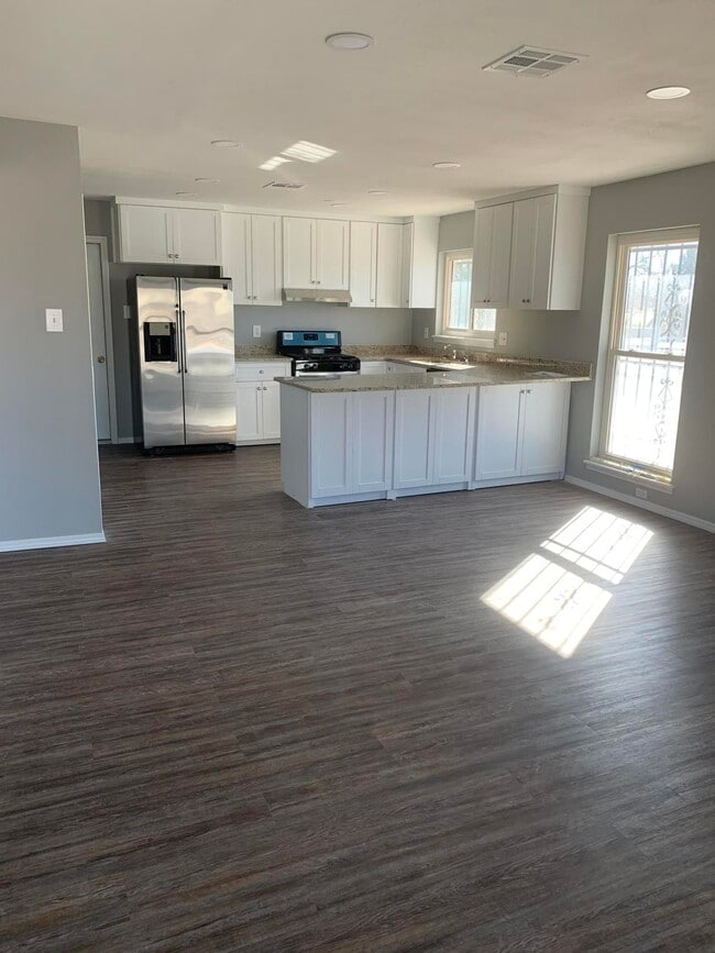 Building Photo - 3000 Wedgewood Dr