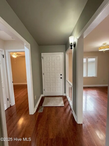 Building Photo - 107 E Baywood Ln