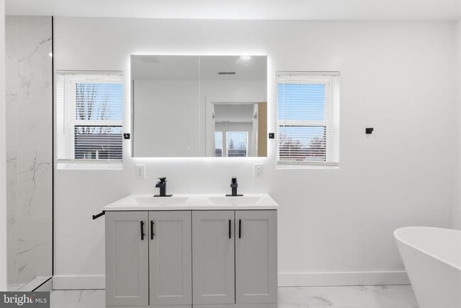 Building Photo - 65 Oaktree Dr