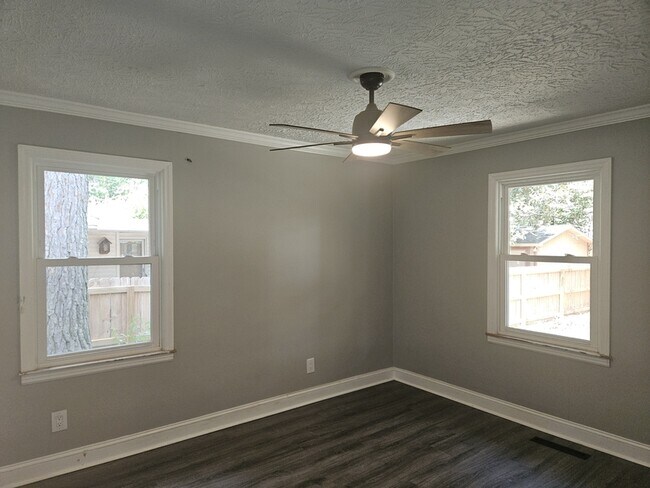 Building Photo - 1818 Cherokee Dr