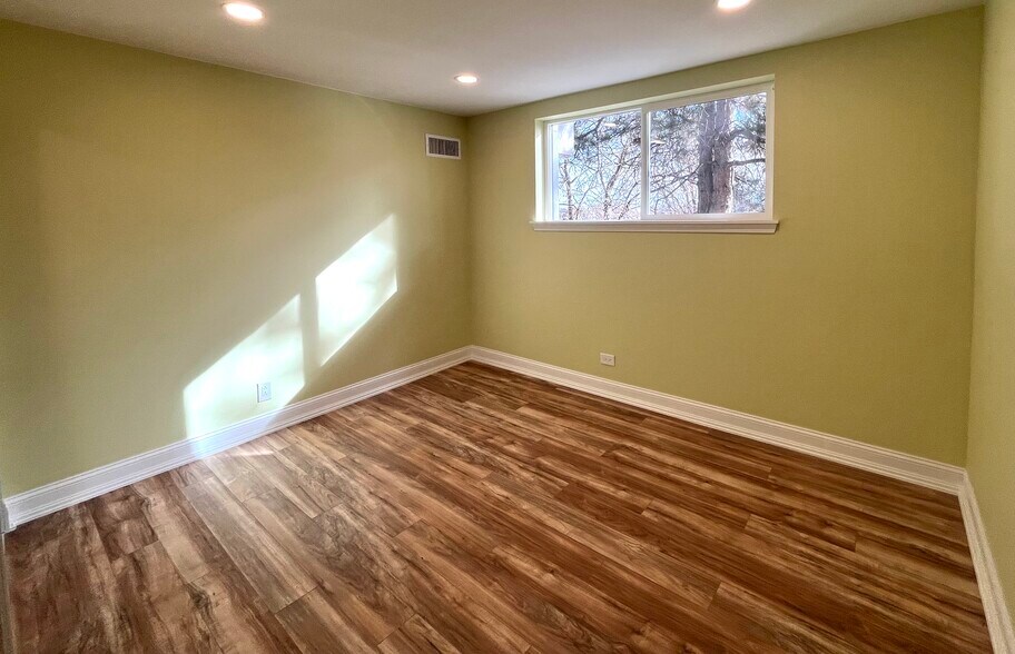 Building Photo - 2375 S Linden Ct