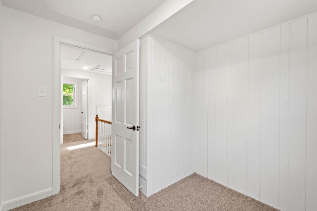 Building Photo - AVAILABLE JULY 1ST!! Don't miss this STUNNING 3 bedroom!