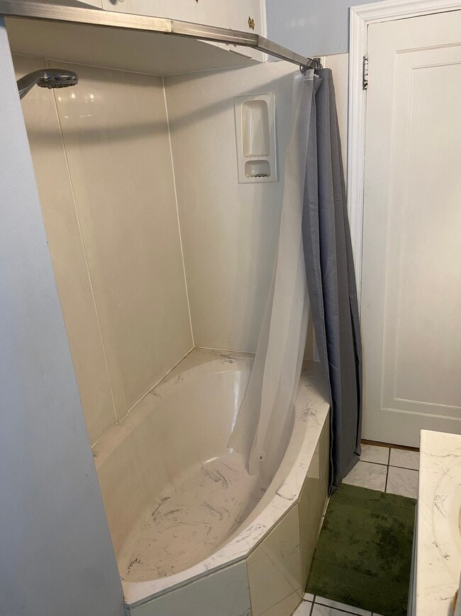 Building Photo - 2617 Maple Ave NE