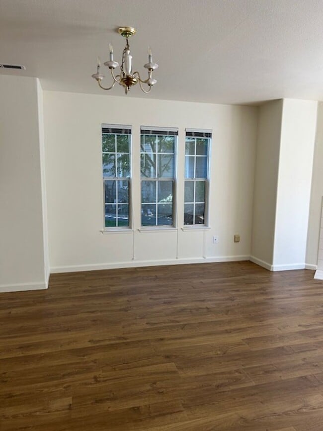Building Photo - Beautiful 2 Bedroom Townhome Available Now!