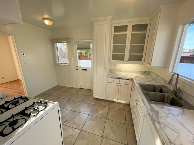 Building Photo - Central Ventura Home with Large Yard!