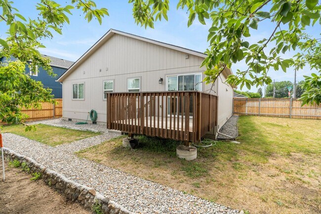 Building Photo - Charming Single-Level Home with Modern Com...