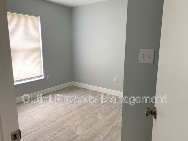 Building Photo - 7528 University Garden Dr