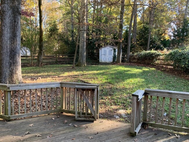 Building Photo - Lovely 3BR home in Raintree with fenced in...