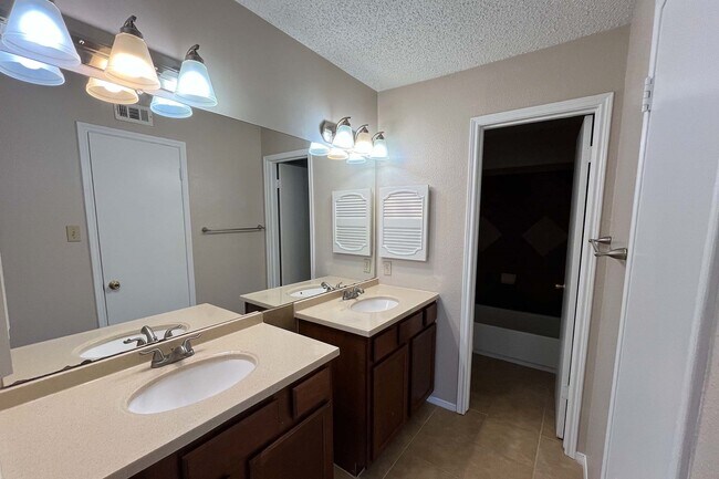 Building Photo - 3600 Jeanetta St