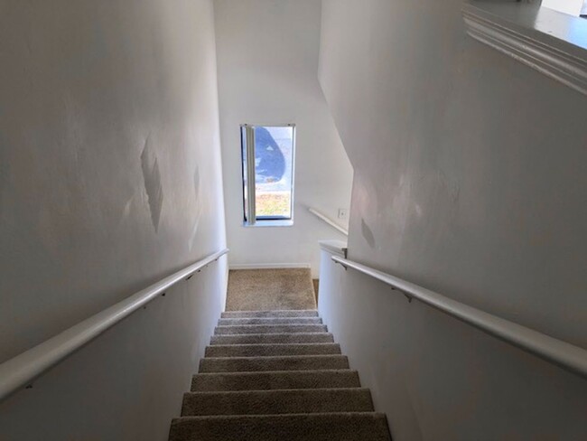 Building Photo - 2 Bed 1.5 Bath Townhome Washer Dyer Hookup...