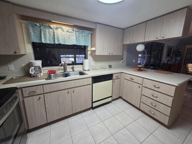 Building Photo - 4261 Paradise Cir