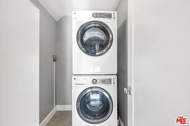 Building Photo - 2630 S Bedford St