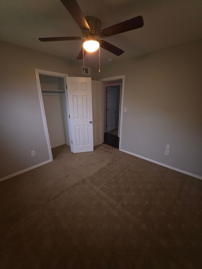 Building Photo - 604 Twin Oaks Dr