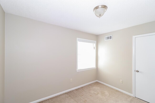 Building Photo - 3256 Bluemont Dr