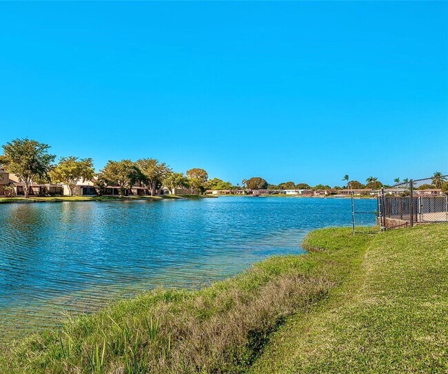Building Photo - Spacious 1 bed 1 bath condo in Pembroke Pi...