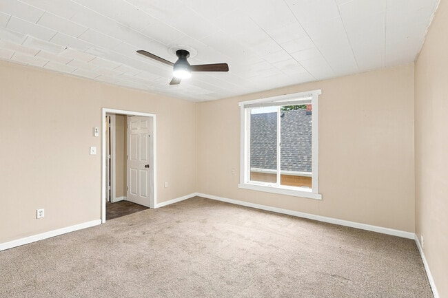 Building Photo - 1097 Suburban Ave E