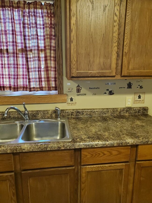 Building Photo - 3 Bed 1 Bath, Washer Dryer Hookup , Fenced in yard $1300 , $2800 to move in