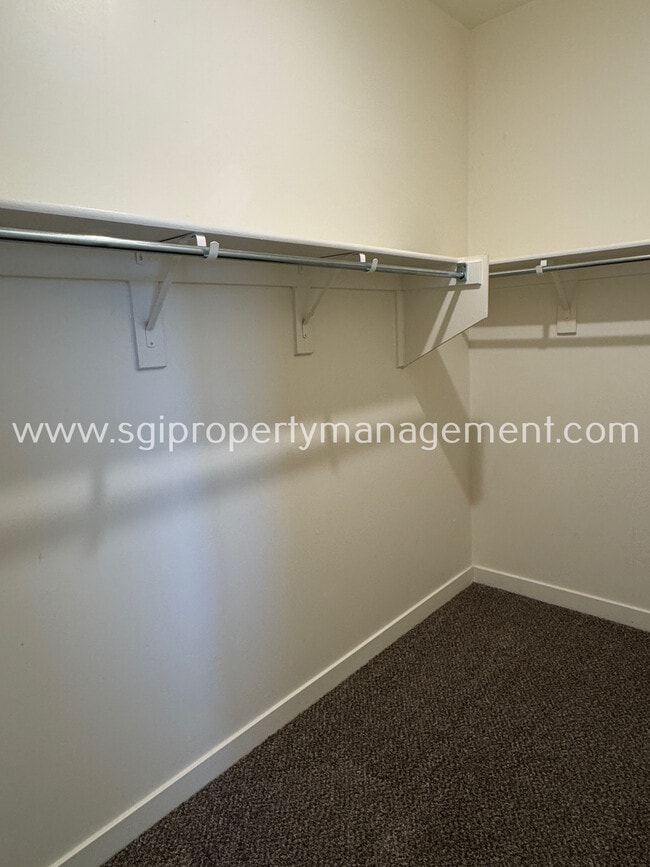 Building Photo - 724 E Ruby Dr