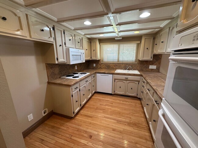 Building Photo - Single Story 3 Bedroom, 3 Full Bath / Best...