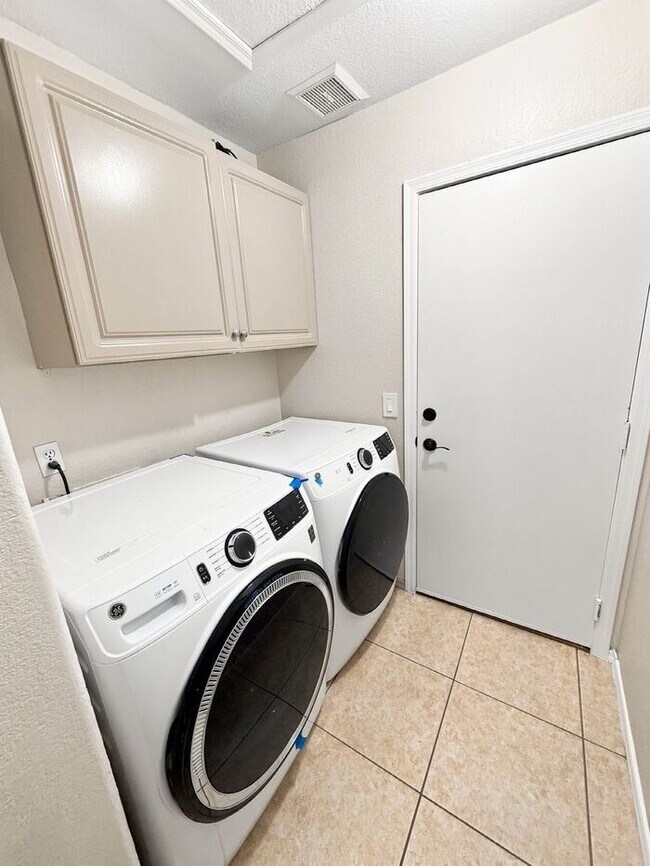 Building Photo - 4 Bedroom Home in the Heart of Ahwatukee for Rent