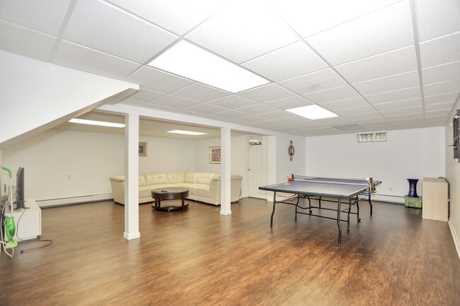 Building Photo - 11 Heaton Ct