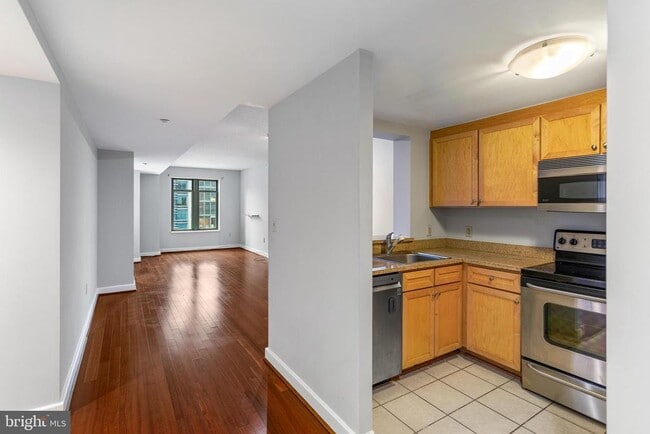 Building Photo - 1150 K St NW
