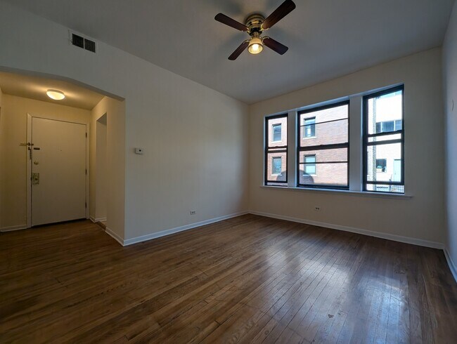 Building Photo - 3149 W Medill Ave