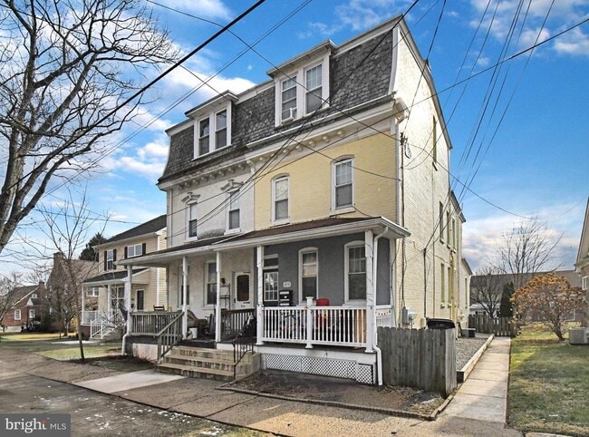 Building Photo - 470 Emmett St