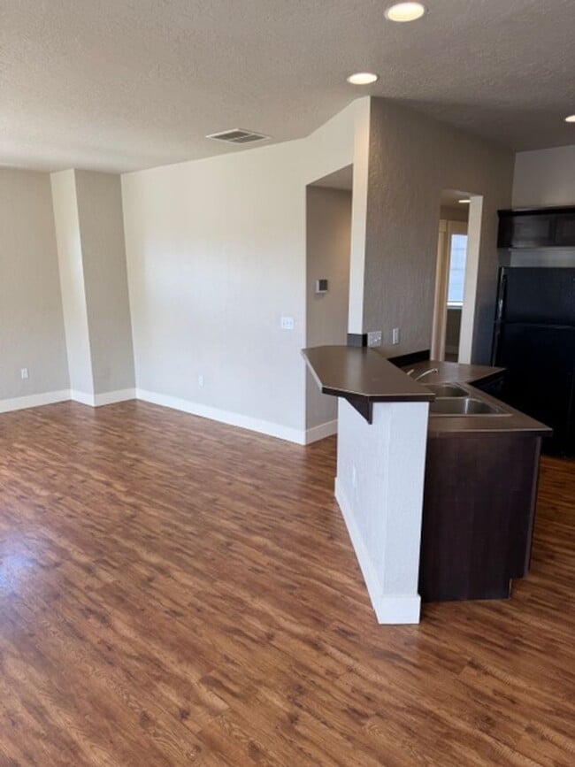 Building Photo - 5 bed/ 4 Bath Townhome in Cheney