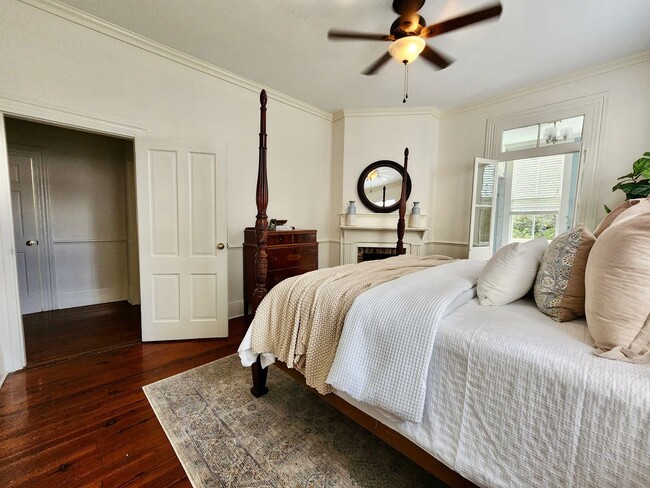 Building Photo - Beautiful, furnished, historic home just s...