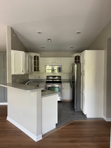 Building Photo - 301 Skyview Ct
