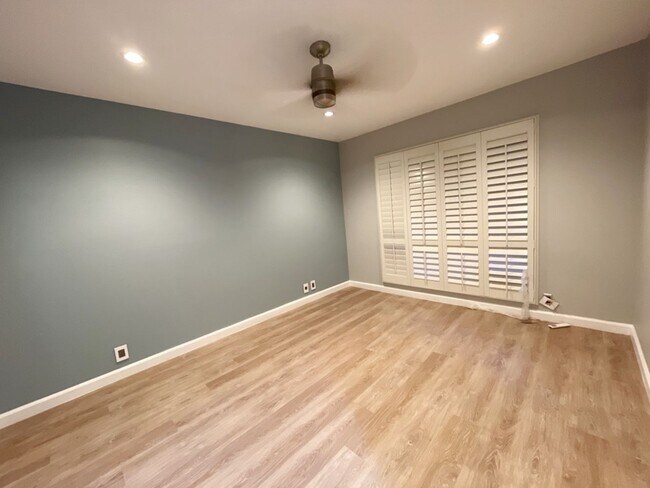 Building Photo - Waipio Gentry 2 bed, 1 bath, 2 parking wit...