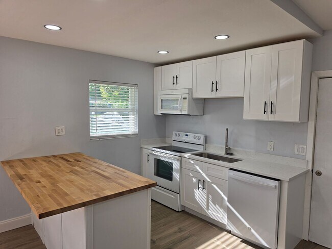 Building Photo - FOR RENT!!! NEWLY RENOVATED 2-BEDROOM TRIPLEX – UTILITIES INCLUDED – PRIME KISSIMMEE LOCATION!