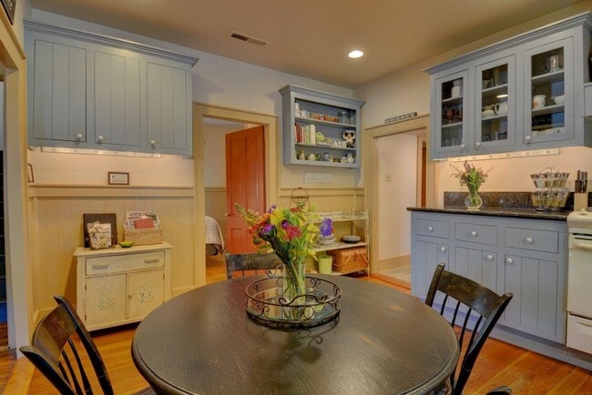 Building Photo - Perfect Furnished Home in Jacksonville!