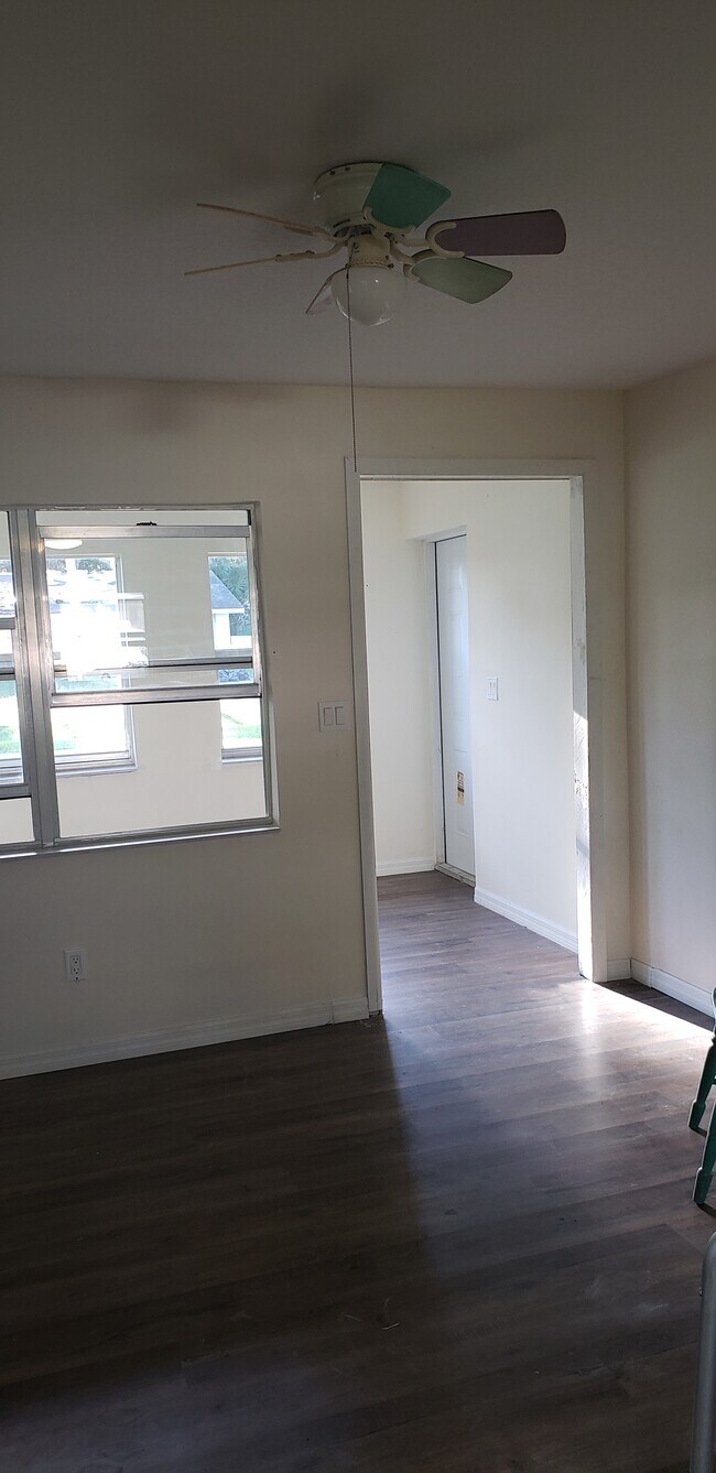 Building Photo - 1921 Kumquat Dr