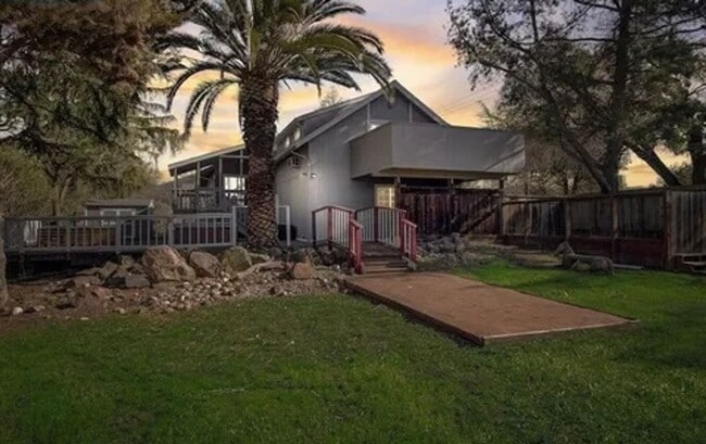 Building Photo - Spacious Single Family Home