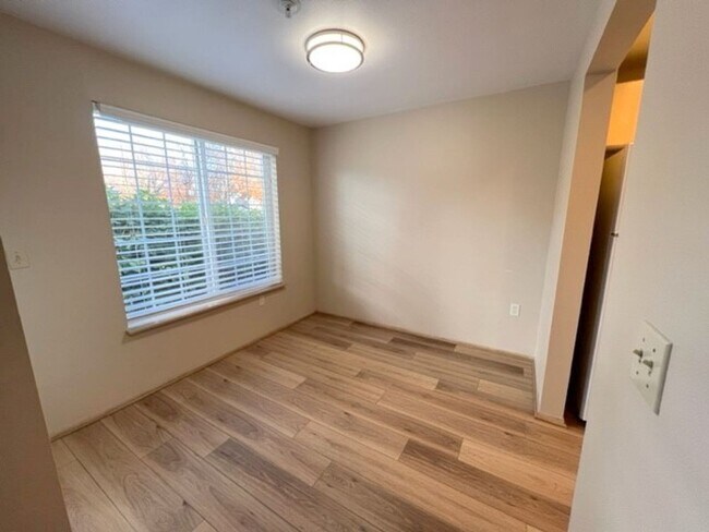 Building Photo - 2bd/2ba Woodinville Condo