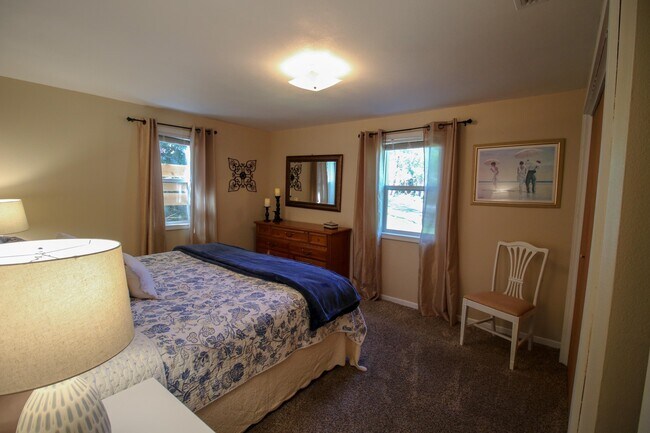 Building Photo - Hillside Cottage! Charming home with a view, 3-bd, 1-ba, fireplace, garage $300 Utility Fee