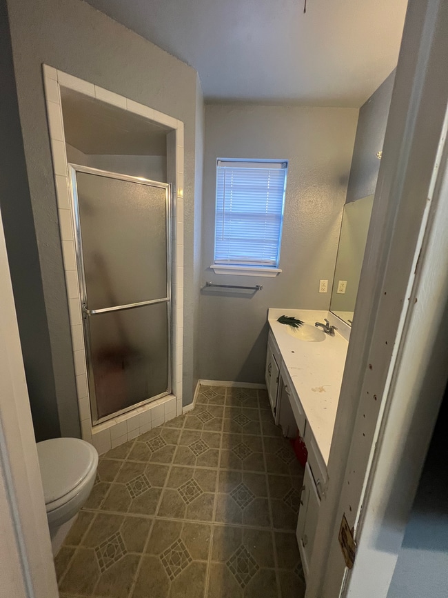 Building Photo - Southside Home Near Park