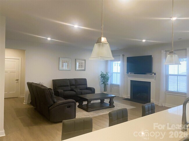 Building Photo - 3163 Streamside Dr