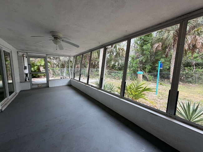 Building Photo - "Charming 2-Bedroom Duplex Retreat in New Port Richey - Perfect for Cozy Living!"
