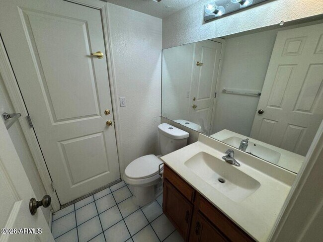 Building Photo - 4053 E Woodland Dr