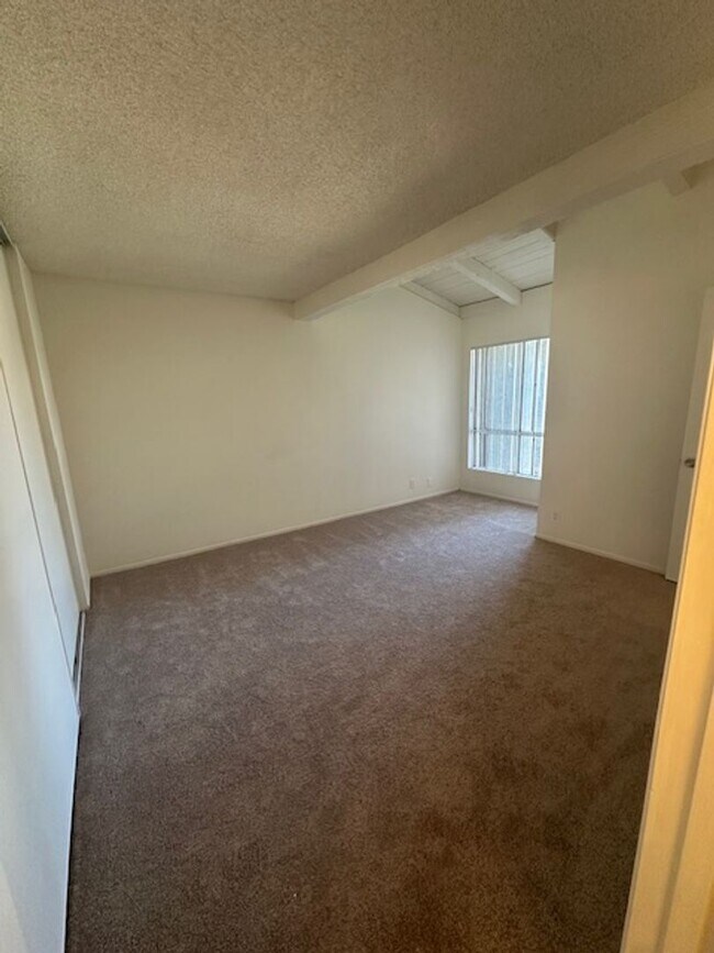 Building Photo - 3 BEDROOM PEPPERTREE CONDO IN VENTURA
