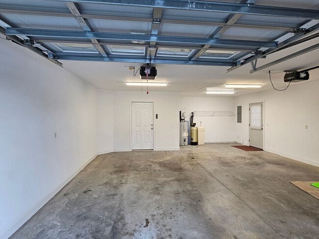 Building Photo - Beautiful 3 Bedroom 2 bath Home in Hampste...