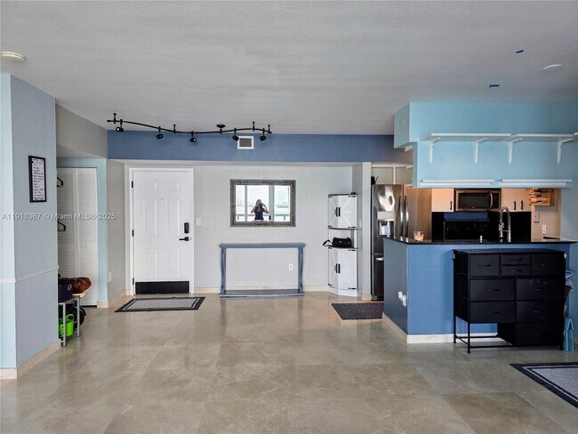 Building Photo - 1625 Kennedy Cswy