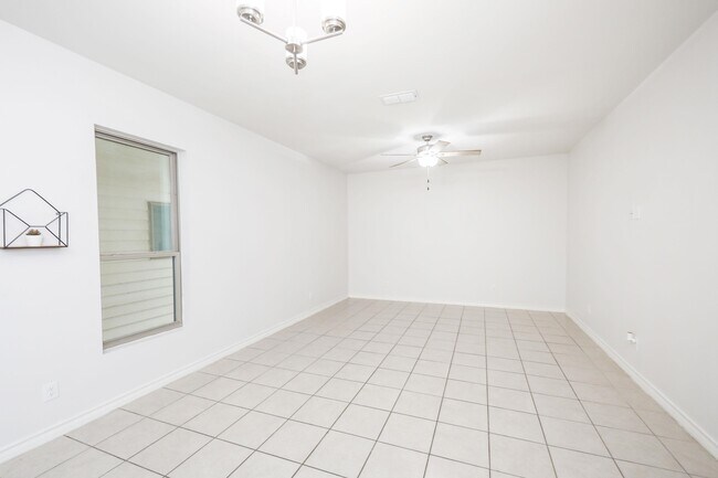 Building Photo - 1511 Don Camilo Blvd