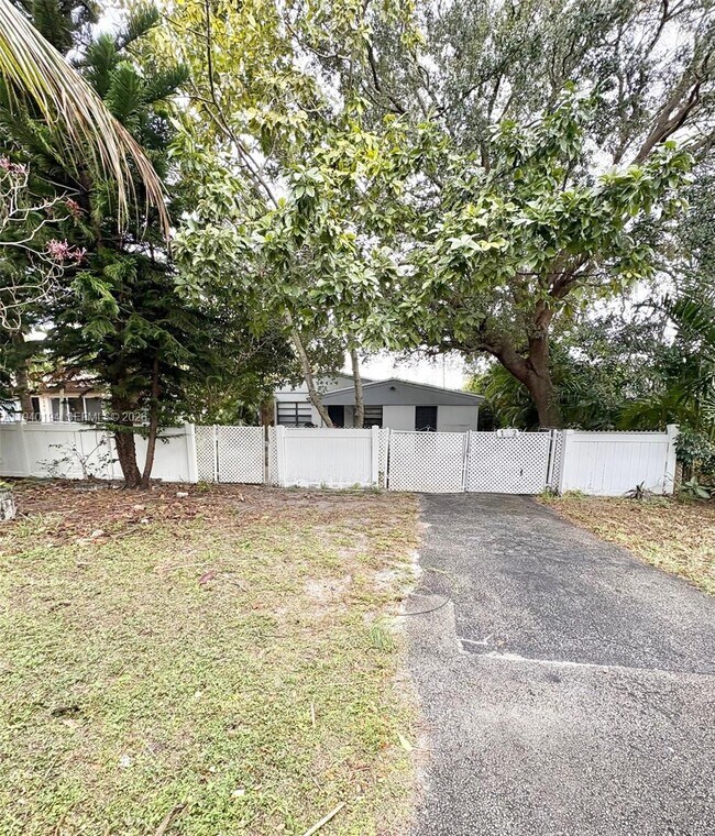 Building Photo - 1332 NE 177th St