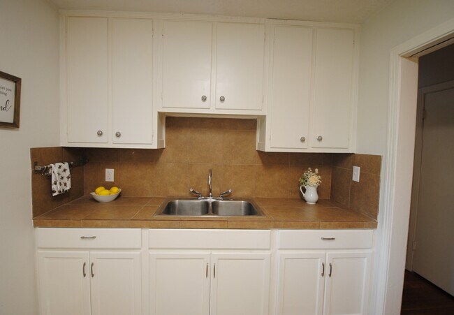 Building Photo - 3707 Daphne St